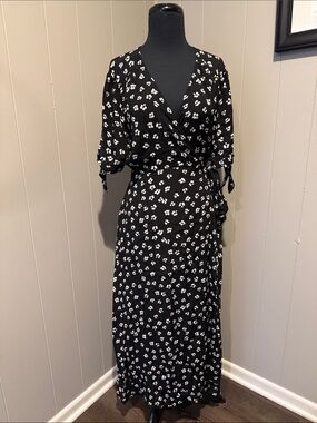B45 Seraphine Women’s 8 Black and White Floral Wrap Maxi